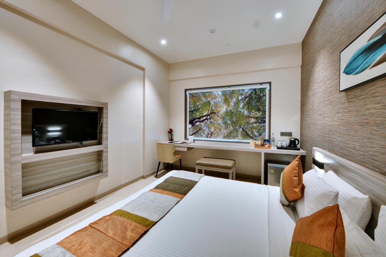 Click Hotel Pithampur Mhow Exterior photo