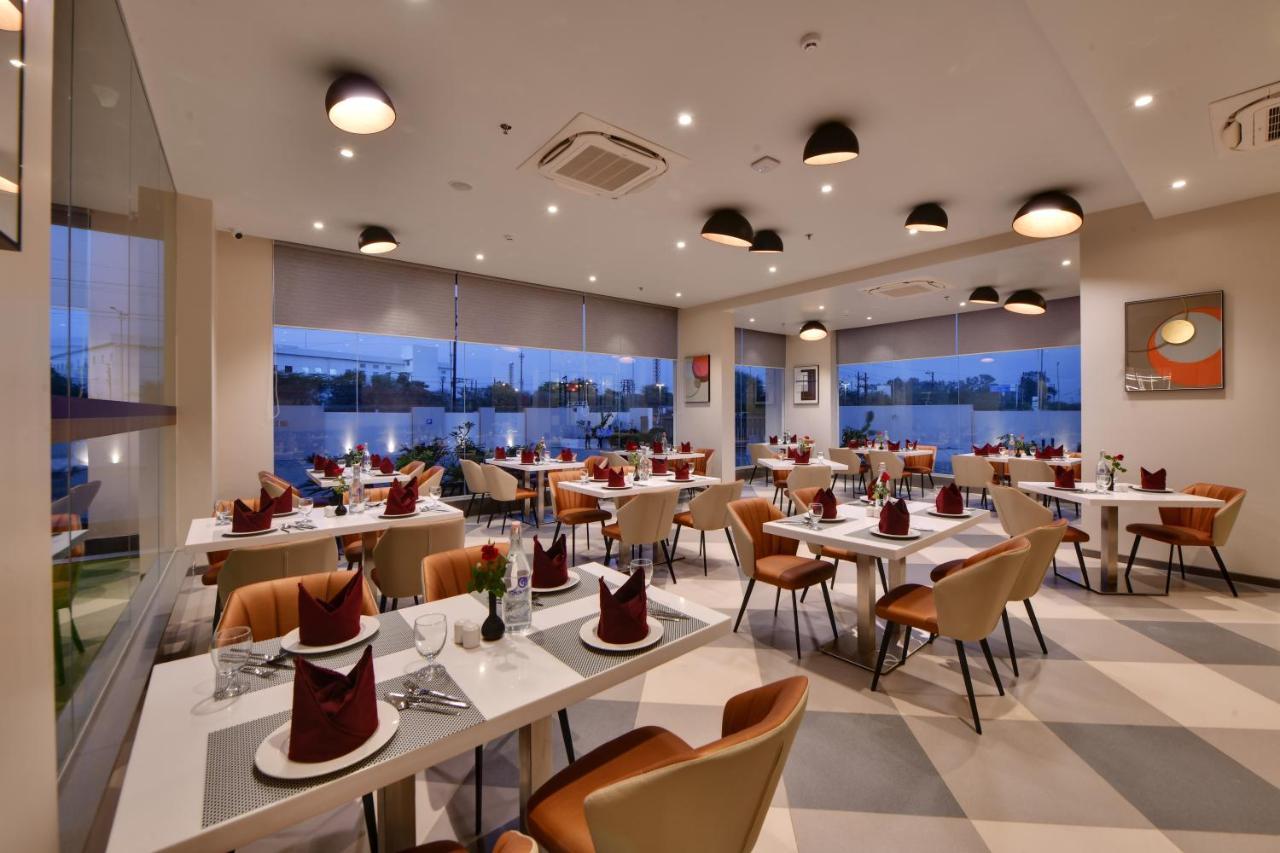 Click Hotel Pithampur Mhow Exterior photo