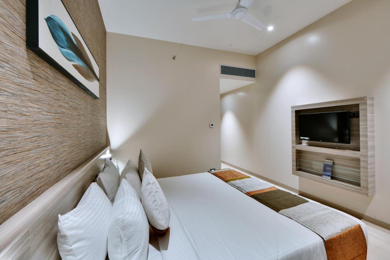Click Hotel Pithampur Mhow Exterior photo